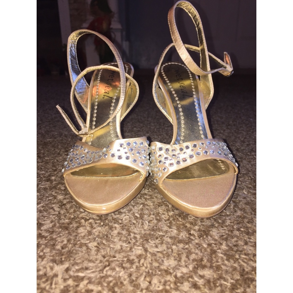 Size 7 cream/gold heels